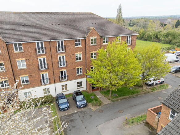 2 bed property, in Fount Court, £155,000
