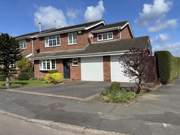 4 bed property, in Glebe Road, £475,000