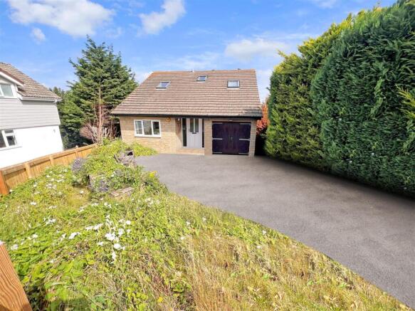 5 bed property, in Redcliffe Close, £400,000