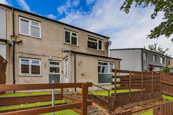 3 bed property, in Oakway, £185,000