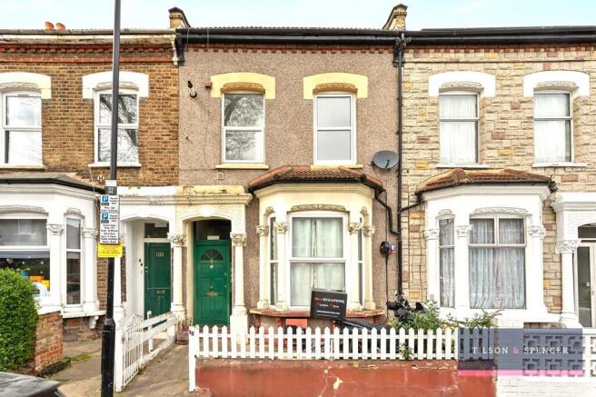2 bed property, in The Avenue, £325,000
