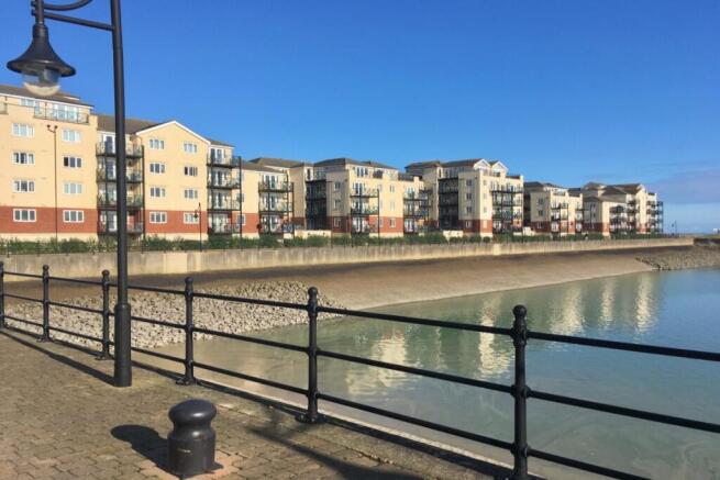 2 bed property, in Macquarie Quay, £180,000