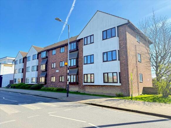 1 bed property, in 240 Leigh Road, £225,000
