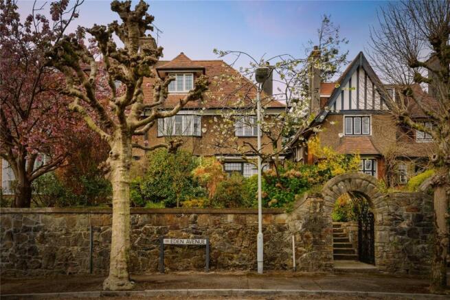 5 bed property, in Eden Avenue, £550,000