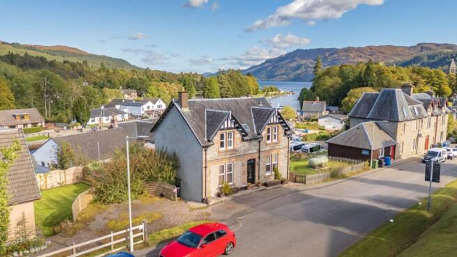 5 bed property, in Beaufort House Station Road, £450,000
