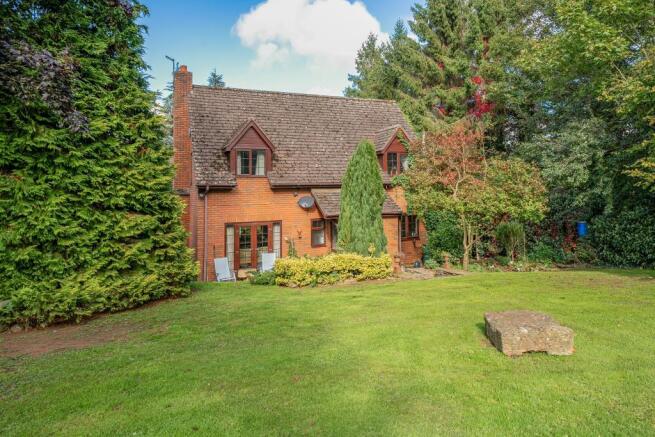 4 bed property, in Stoke Prior, £850,000