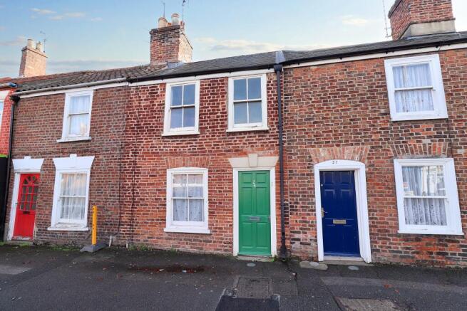 2 bed property, in New Road, £60,000