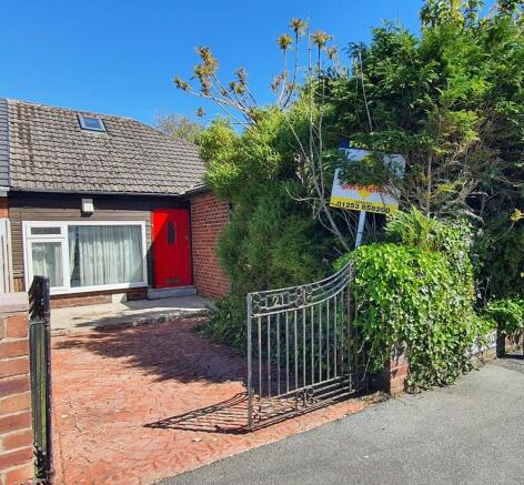 2 bed property, in Dianne Road, £140,000