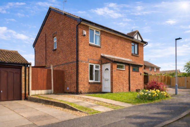 2 bed property, in Broadleigh Close, £250,000