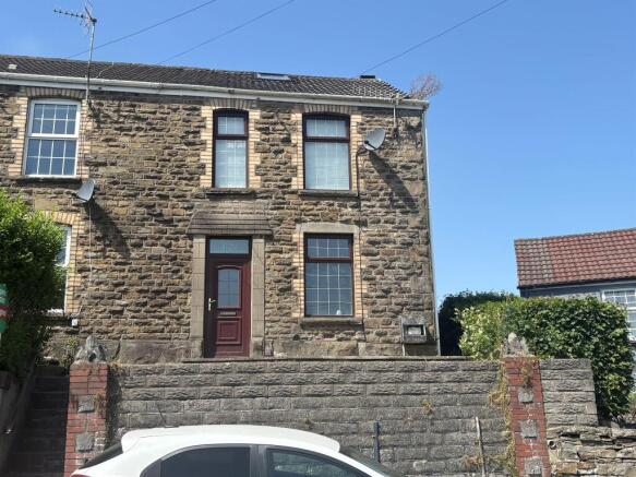 2 bed property, in Vicarage Road, £90,000