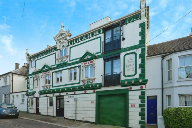 5 bed property, in Lower South Road, £525,000