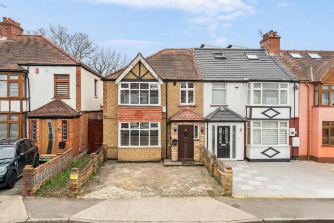3 bed property, in Parkfield Avenue, £575,000