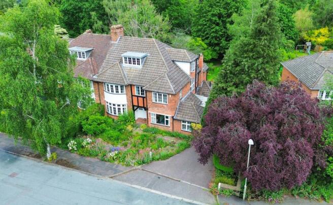 6 bed property, in Meadowcourt Road, £785,000