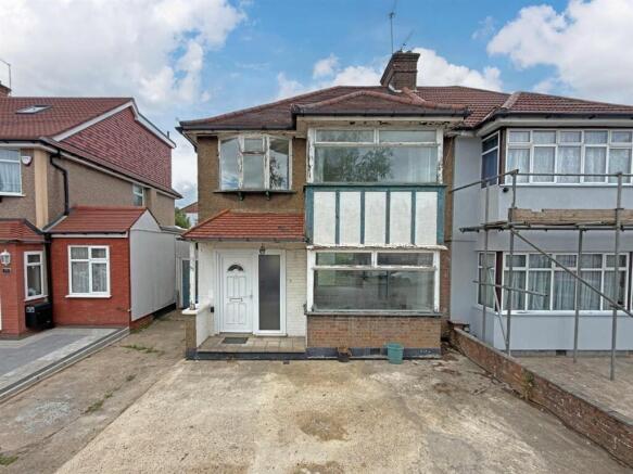 3 bed property, in Holmstall Avenue, £390,000