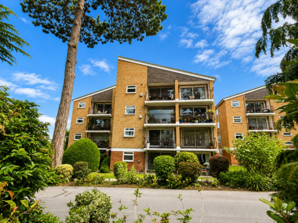1 bed property, in Waylands Mead, £325,000