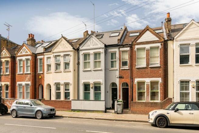 2 bed property, in Townmead Road, £600,000