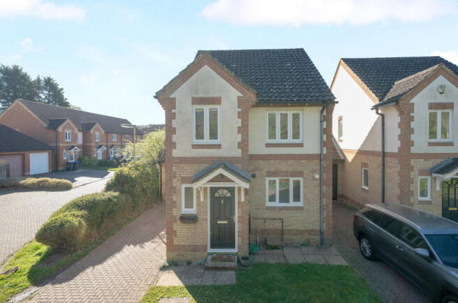 3 bed property, in Woking, £475,000