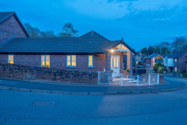 2 bed property, in Rivington Park, £235,000