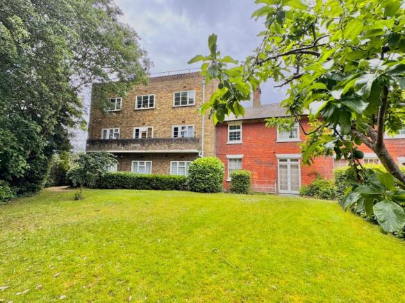 2 bed property, in Portswood Road, £165,000