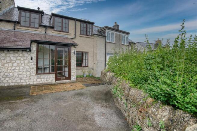 1 bed property, in High Street, £265,000