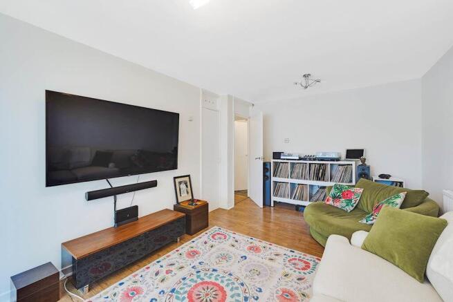 1 bed property, in Parnell Road, £335,000