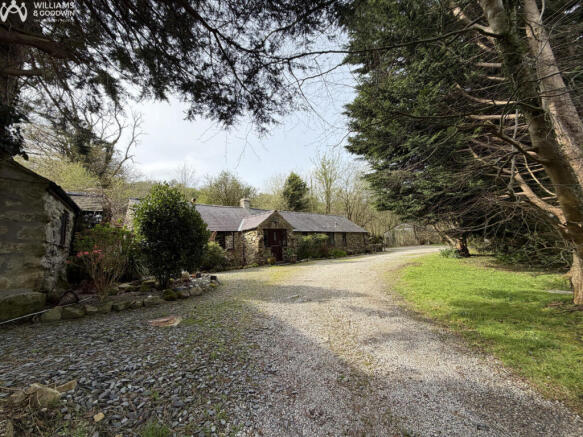 7 bed property, in Off B4418 Road, £650,000