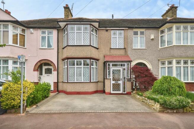 3 bed property, in Beccles Drive, £575,000