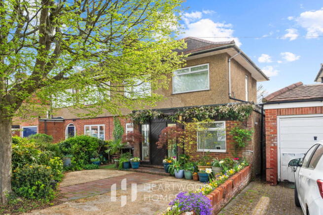 5 bed property, in Pondfield Crescent, £950,000