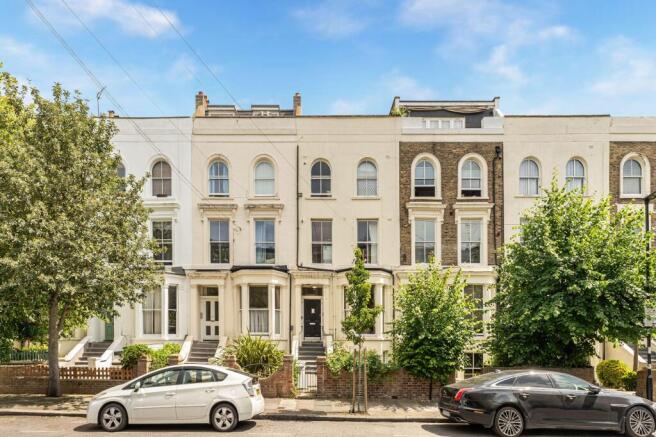 2 bed property, in Yonge Park, £550,000