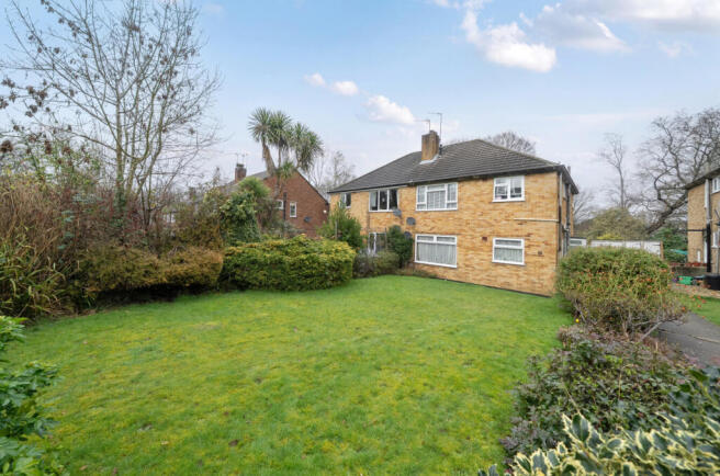 2 bed property, in Croft Close, £275,000