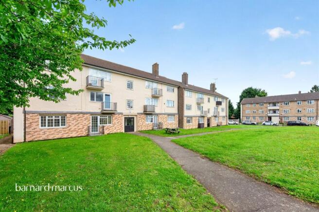 2 bed property, in Merefield Gardens, £180,000