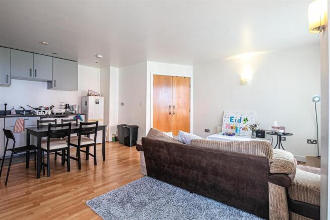 2 bed property, in 205 West One City, £169,950