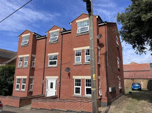 2 bed property, in Avenue Road, £135,000