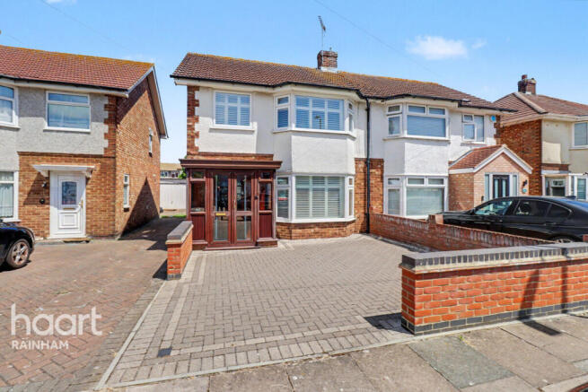 3 bed property, in Hesselyn Drive, £400,000
