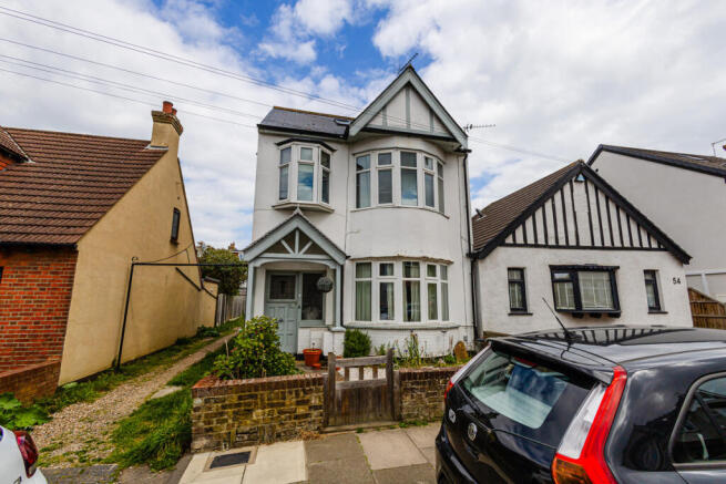 3 bed property, in Woodfield Park Drive, £325,000