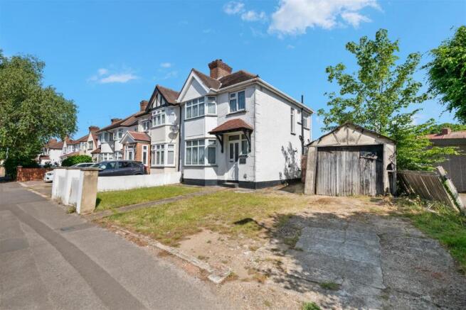 3 bed property, in Waltham Avenue, £549,950
