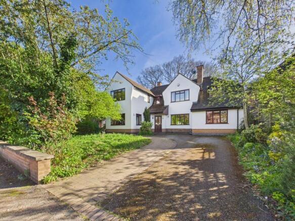 5 bed property, in The Broadway, £900,000