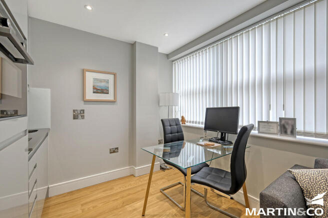 1 bed property, in Rosebery House, £170,000