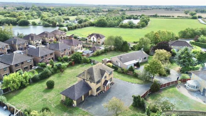4 bed property, in Smyatts Close, £700,000
