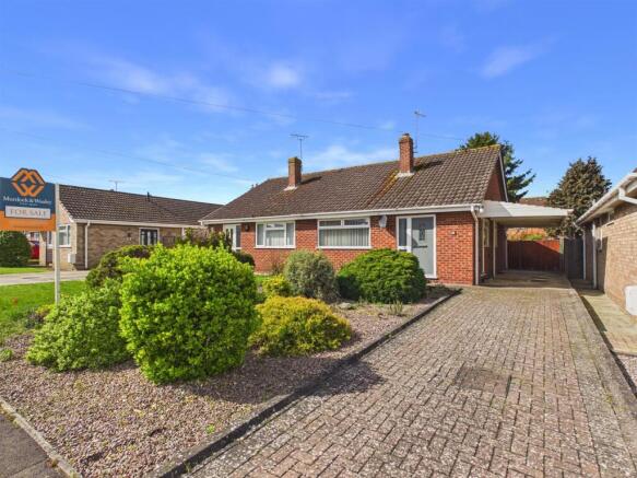 2 bed property, in Montfort Road, £260,000