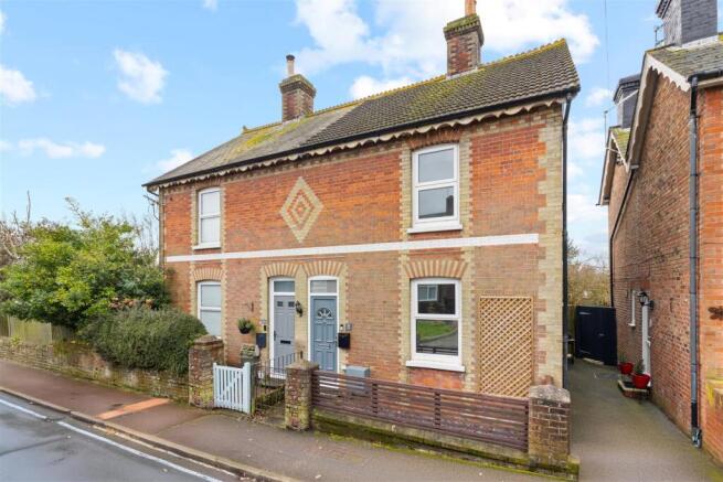 2 bed property, in Garfield Road, £300,000