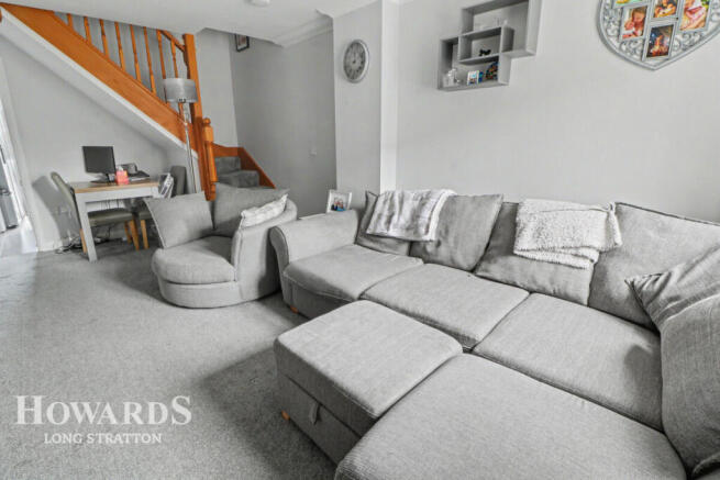 2 bed property, in Chestnut Road, £210,000