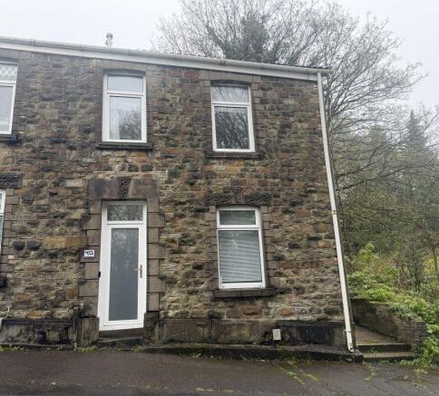 4 bed property, in 118 Graig Road, £90,000