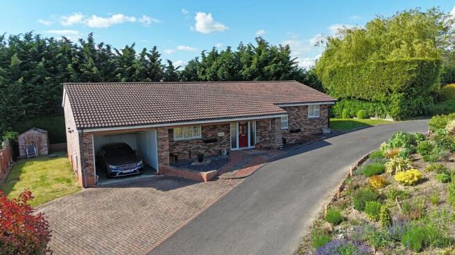 3 bed property, in Cherry Tree Rise, £325,000