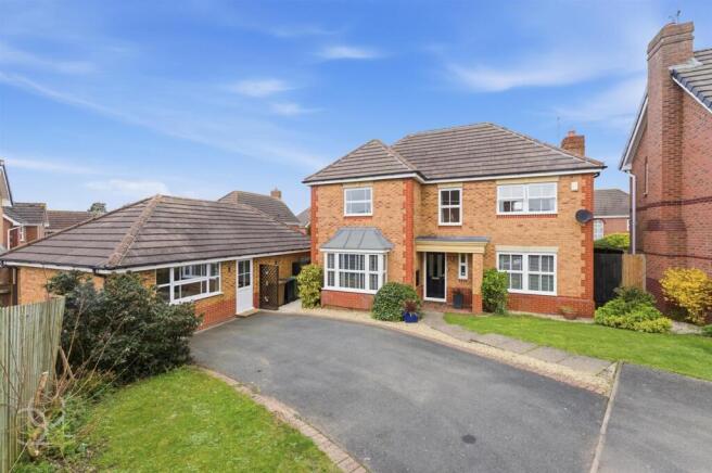 4 bed property, in Clyde Avenue, £550,000