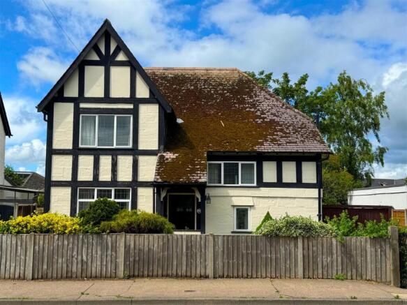 3 bed property, in Bromwich Road, £350,000