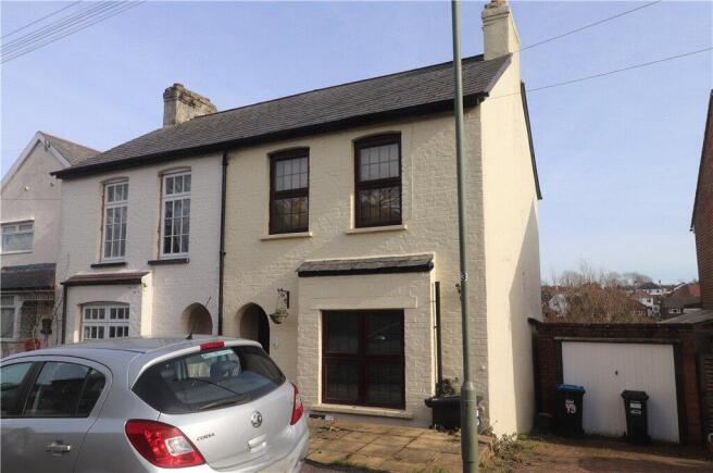 2 bed property, in Cromwell Road, £375,000