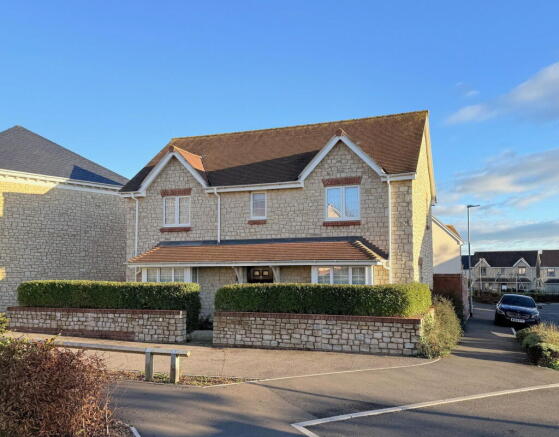 4 bed property, in Longfield Drive, £530,000