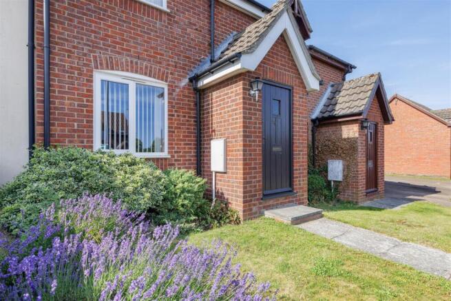 2 bed property, in Noyes Avenue, £200,000