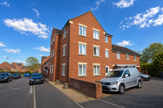 2 bed property, in Duke Street, £132,500
